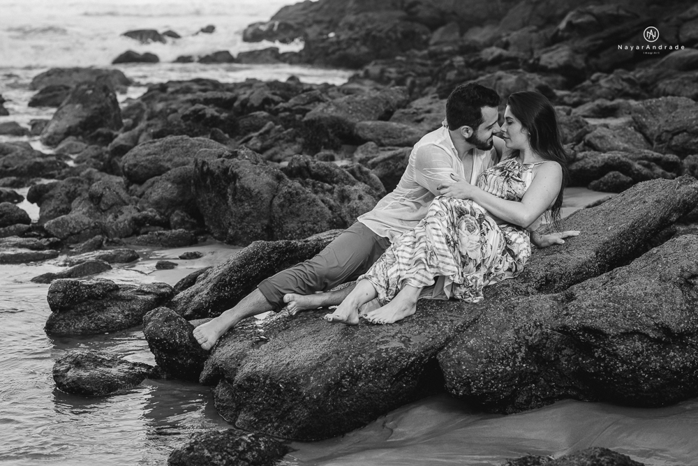 ensaio casal pre wedding feito na praia do guaruja de modo artistico diferente e emocionante fotos romanticas divertidas e sensuais feitas na agua  com drone 