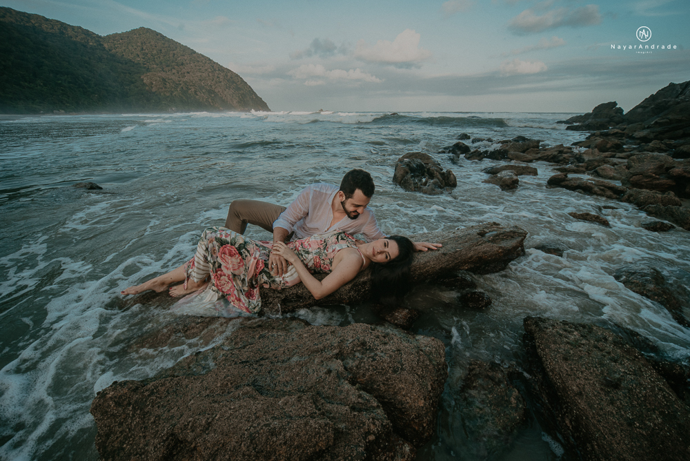 ensaio casal pre wedding feito na praia do guaruja de modo artistico diferente e emocionante fotos romanticas divertidas e sensuais feitas na agua  com drone 