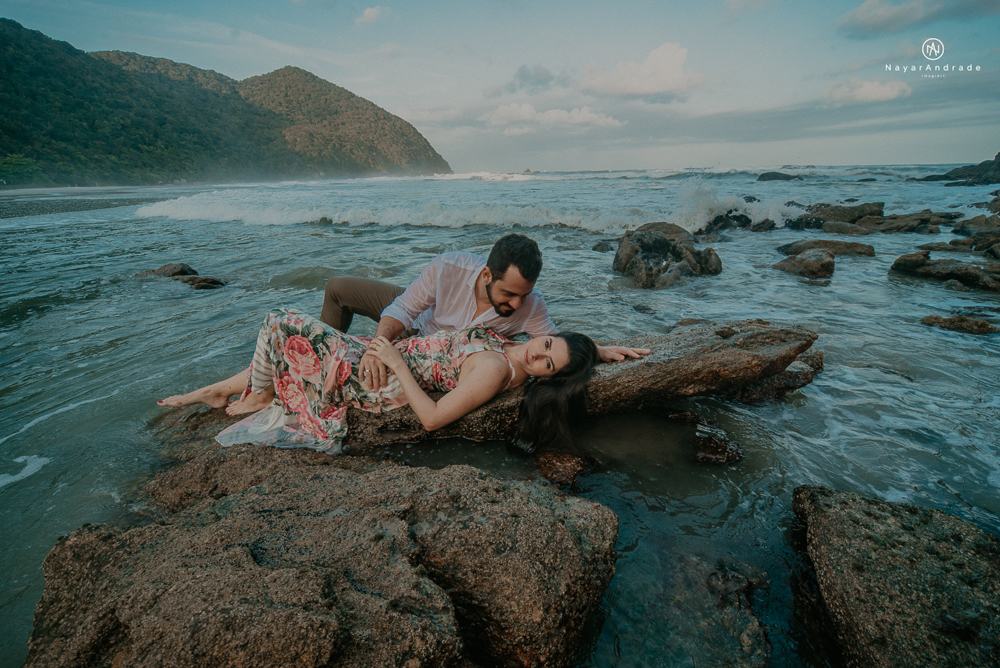 ensaio casal pre wedding feito na praia do guaruja de modo artistico diferente e emocionante fotos romanticas divertidas e sensuais feitas na agua  com drone 