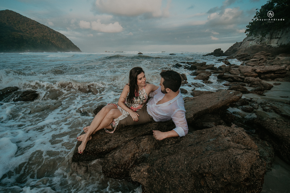 ensaio casal pre wedding feito na praia do guaruja de modo artistico diferente e emocionante fotos romanticas divertidas e sensuais feitas na agua  com drone 