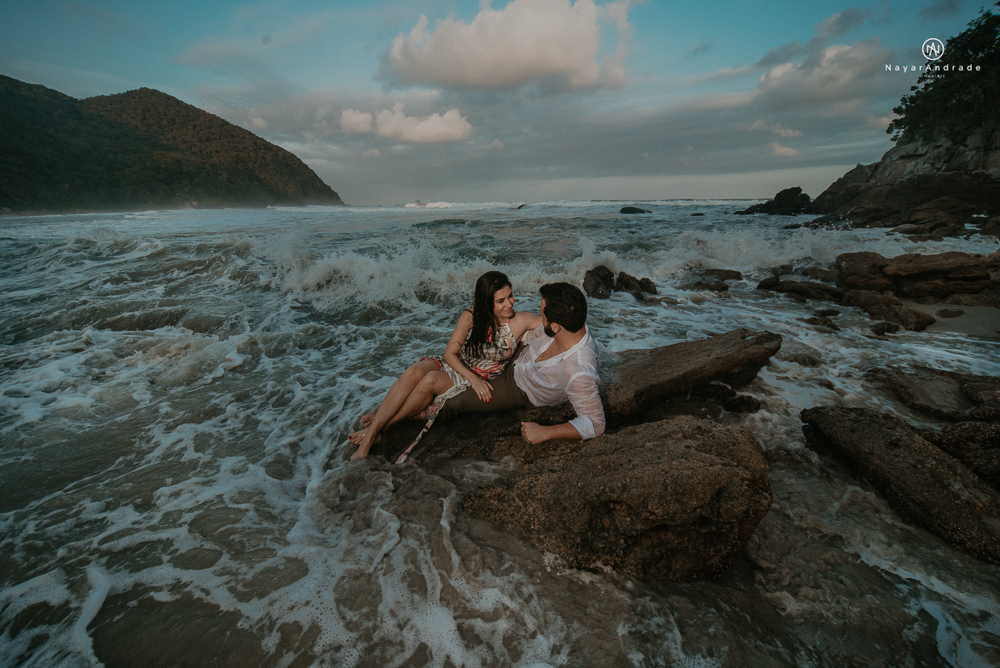 ensaio casal pre wedding feito na praia fotos romanticas divertidas e sensuais feitas na agua  com drone 