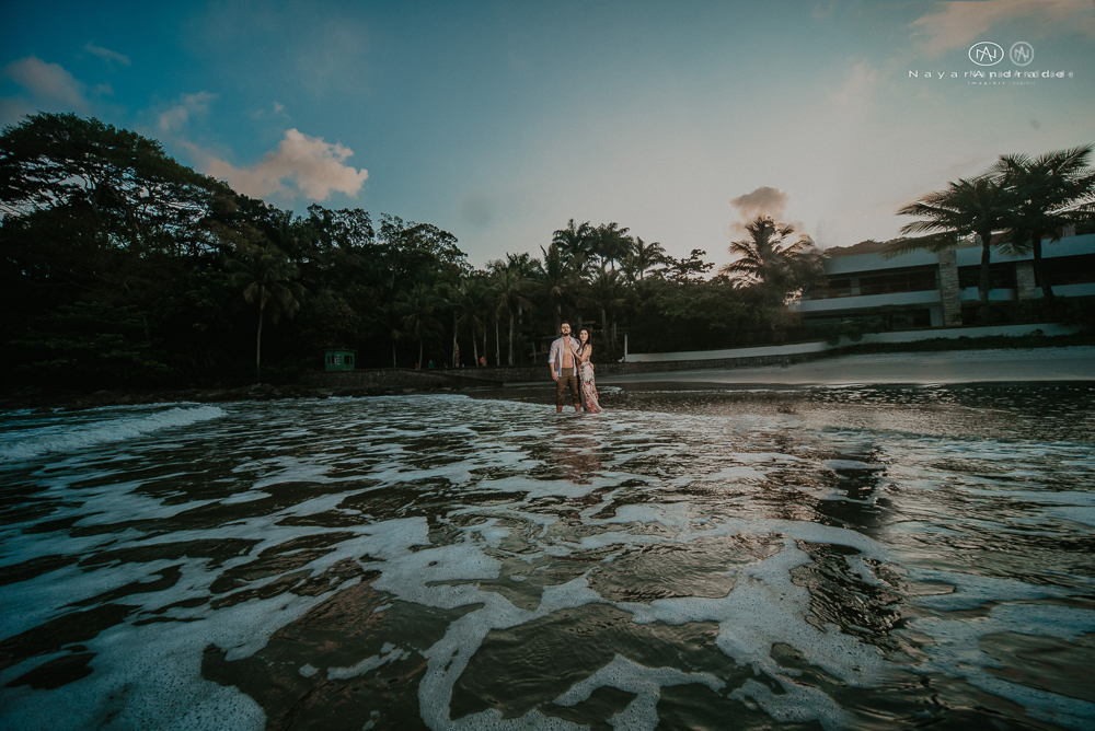 ensaio casal pre wedding feito na praia do guaruja de modo artistico diferente e emocionante fotos romanticas divertidas e sensuais feitas na agua  com drone 
