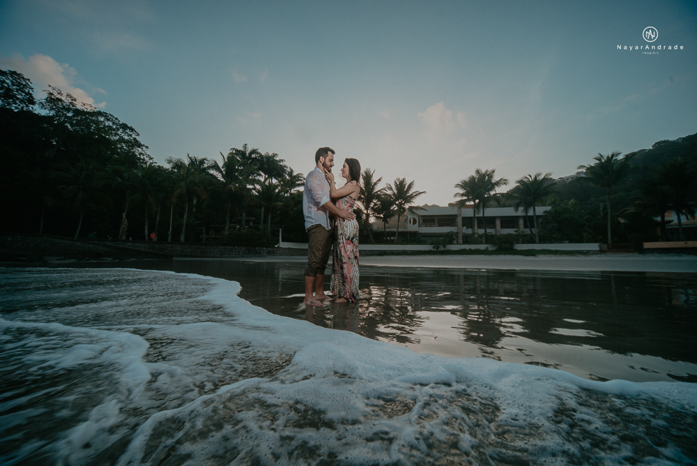 ensaio casal pre wedding feito na praia do guaruja de modo artistico diferente e emocionante fotos romanticas divertidas e sensuais feitas na agua  com drone 