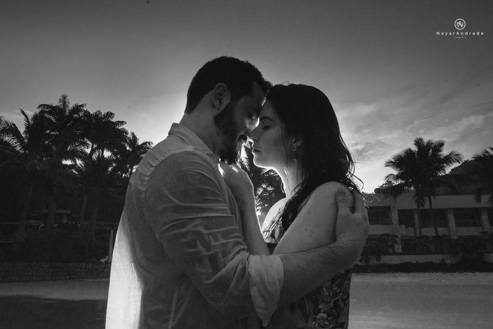 ensaio casal pre wedding feito na praia fotos romanticas divertidas e sensuais feitas na agua  com drone 