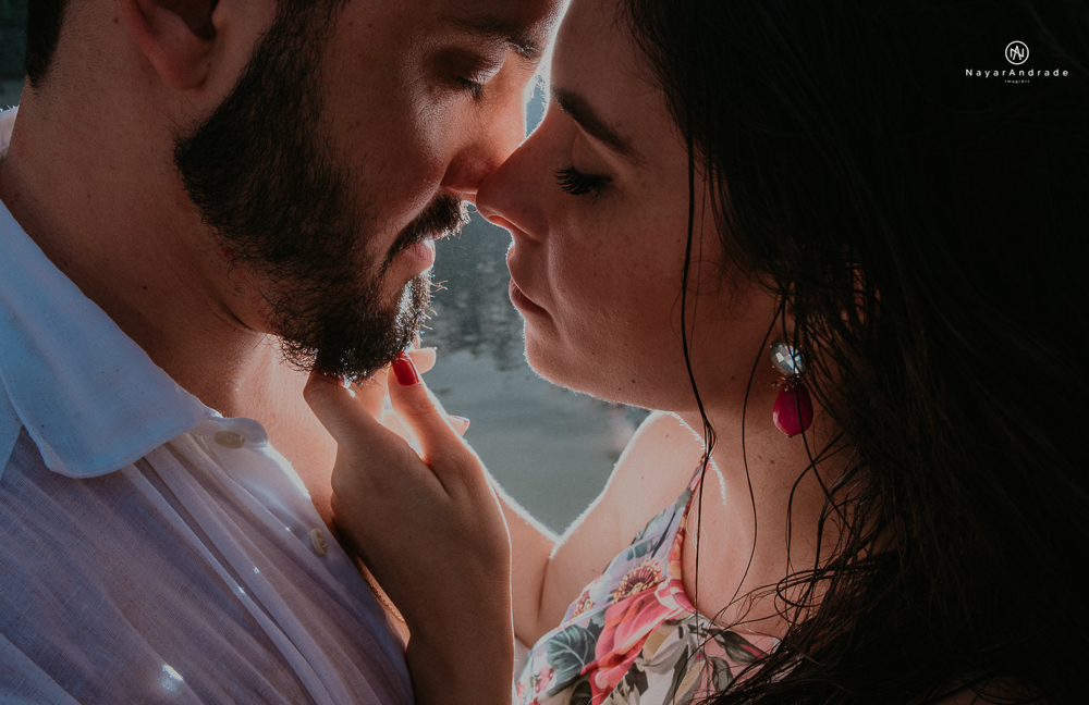 ensaio casal pre wedding feito na praia fotos romanticas divertidas e sensuais feitas na agua  com drone 