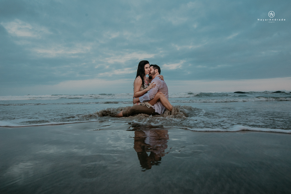 ensaio casal pre wedding feito na praia fotos romanticas divertidas e sensuais feitas na agua  com drone 
