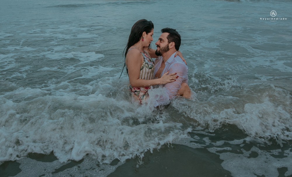 ensaio casal pre wedding feito na praia fotos romanticas divertidas e sensuais feitas na agua  com drone 