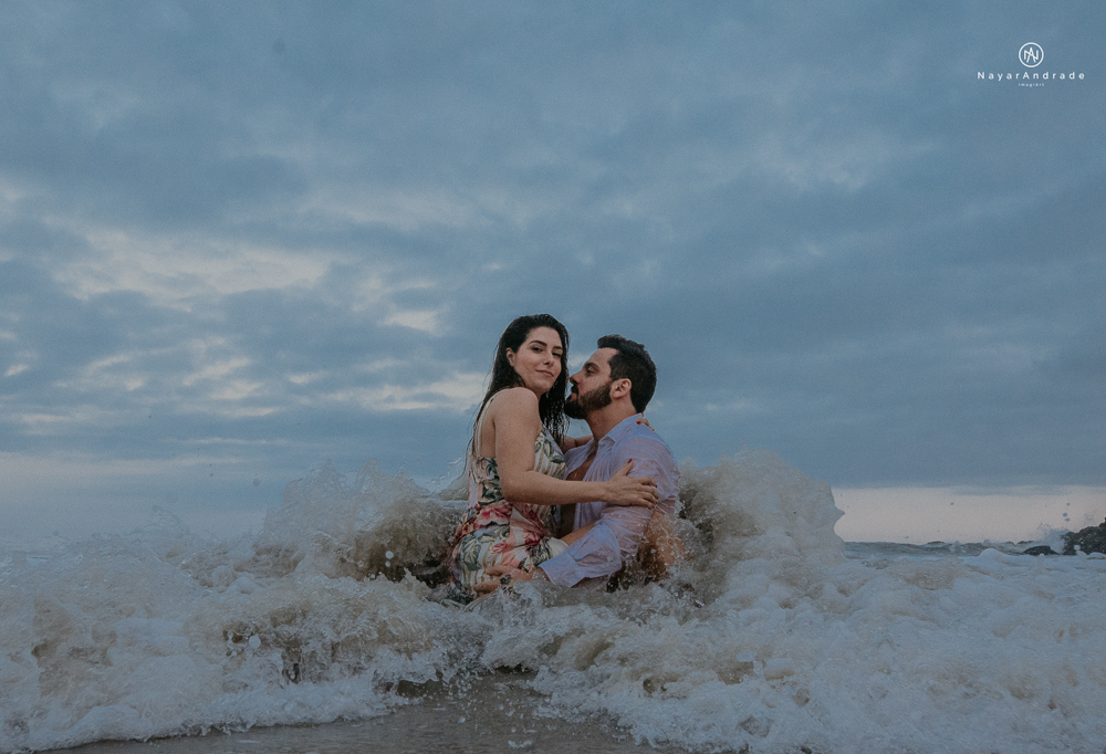 ensaio casal pre wedding feito na praia fotos romanticas divertidas e sensuais feitas na agua  com drone 
