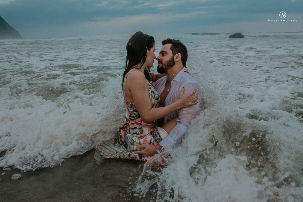 ensaio casal pre wedding feito na praia fotos romanticas divertidas e sensuais feitas na agua  com drone 