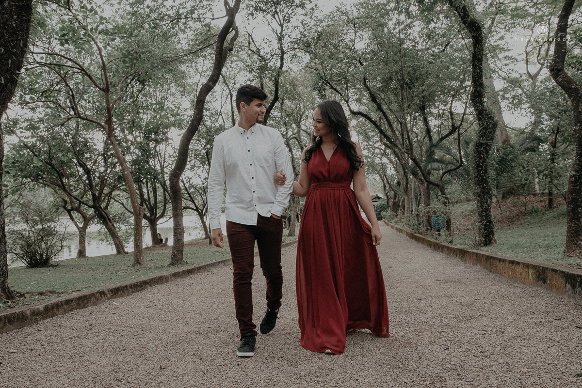 ensaio romantido pre wedding de casal no parque do ibirapuera em sao paulo em um fim de tarde com a fotografa nayara andrade de santos