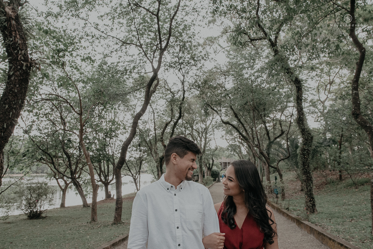 ensaio romantido pre wedding de casal no parque do ibirapuera em sao paulo em um fim de tarde com a fotografa nayara andrade de santos