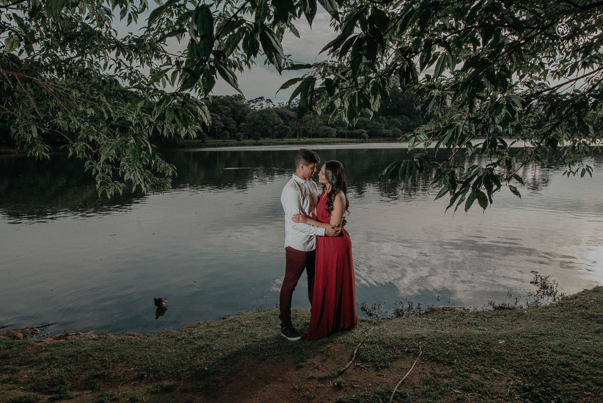 ensaio romantido pre wedding de casal no parque do ibirapuera em sao paulo em um fim de tarde com a fotografa nayara andrade de santos