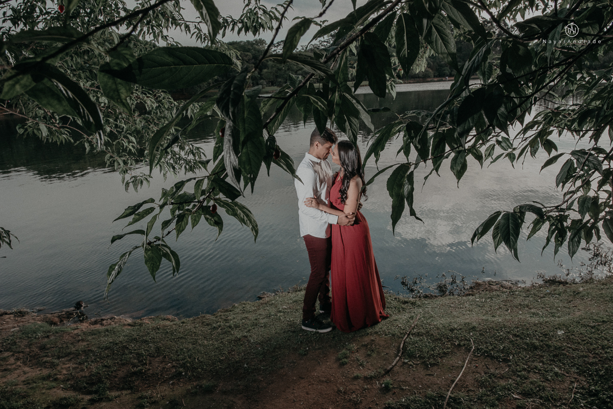ensaio romantido pre wedding de casal no parque do ibirapuera em sao paulo em um fim de tarde com a fotografa nayara andrade de santos