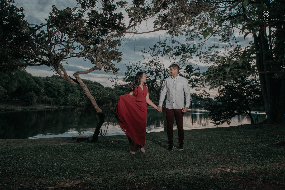 ensaio romantido pre wedding de casal no parque do ibirapuera em sao paulo em um fim de tarde com a fotografa nayara andrade de santos