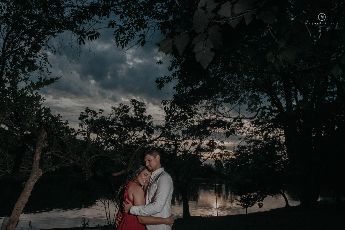 ensaio romantido pre wedding de casal no parque do ibirapuera em sao paulo em um fim de tarde com a fotografa nayara andrade de santos