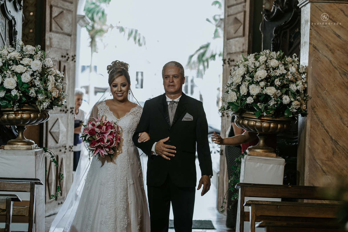 casamento classico noivo com terno marsala e noiva com mantilha no santuario de santo antonio do valongo em santos fotos feitas com o por do sol pela fotografa premiada nayara andrade de santos