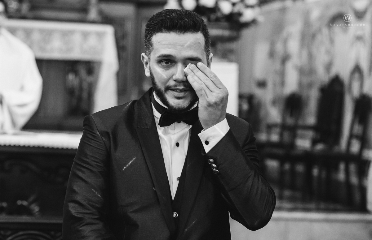 casamento classico noivo com terno marsala e noiva com mantilha no santuario de santo antonio do valongo em santos fotos feitas com o por do sol pela fotografa premiada nayara andrade de santos