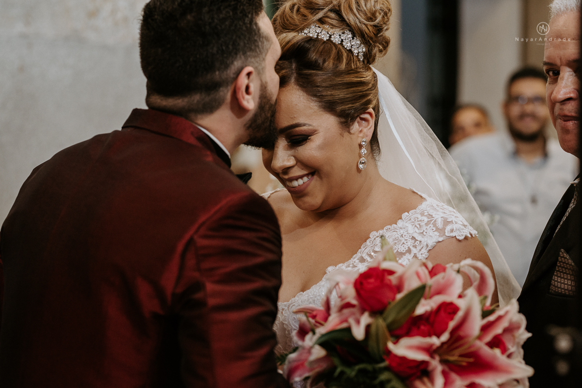 casamento classico noivo com terno marsala e noiva com mantilha no santuario de santo antonio do valongo em santos fotos feitas com o por do sol pela fotografa premiada nayara andrade de santos