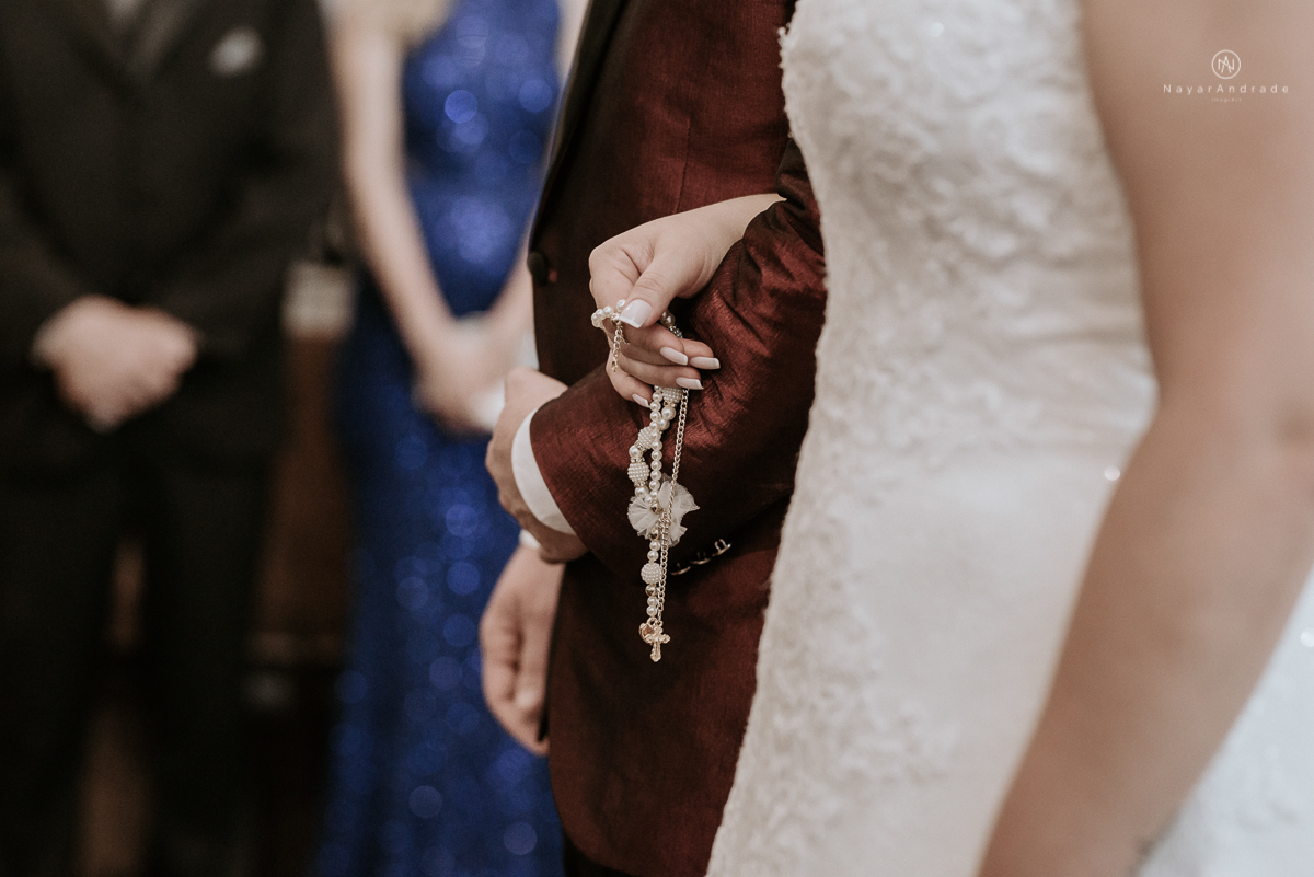 casamento classico noivo com terno marsala e noiva com mantilha no santuario de santo antonio do valongo em santos fotos feitas com o por do sol pela fotografa premiada nayara andrade de santos
