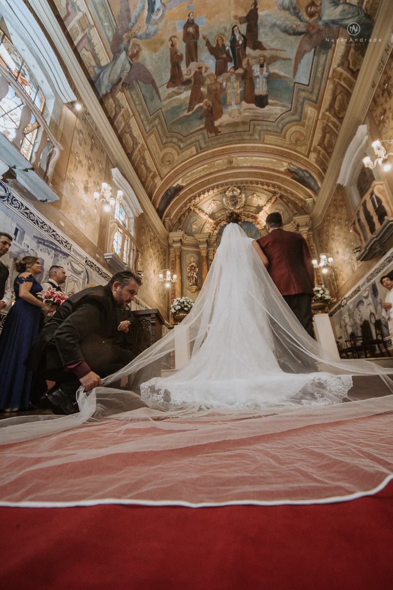 casamento classico noivo com terno marsala e noiva com mantilha no santuario de santo antonio do valongo em santos fotos feitas com o por do sol pela fotografa premiada nayara andrade de santos