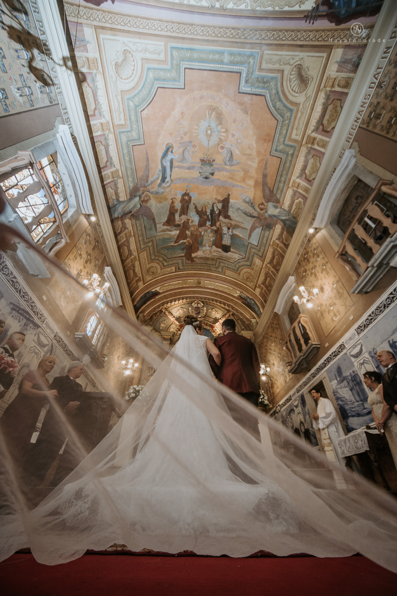 casamento classico noivo com terno marsala e noiva com mantilha no santuario de santo antonio do valongo em santos fotos feitas com o por do sol pela fotografa premiada nayara andrade de santos