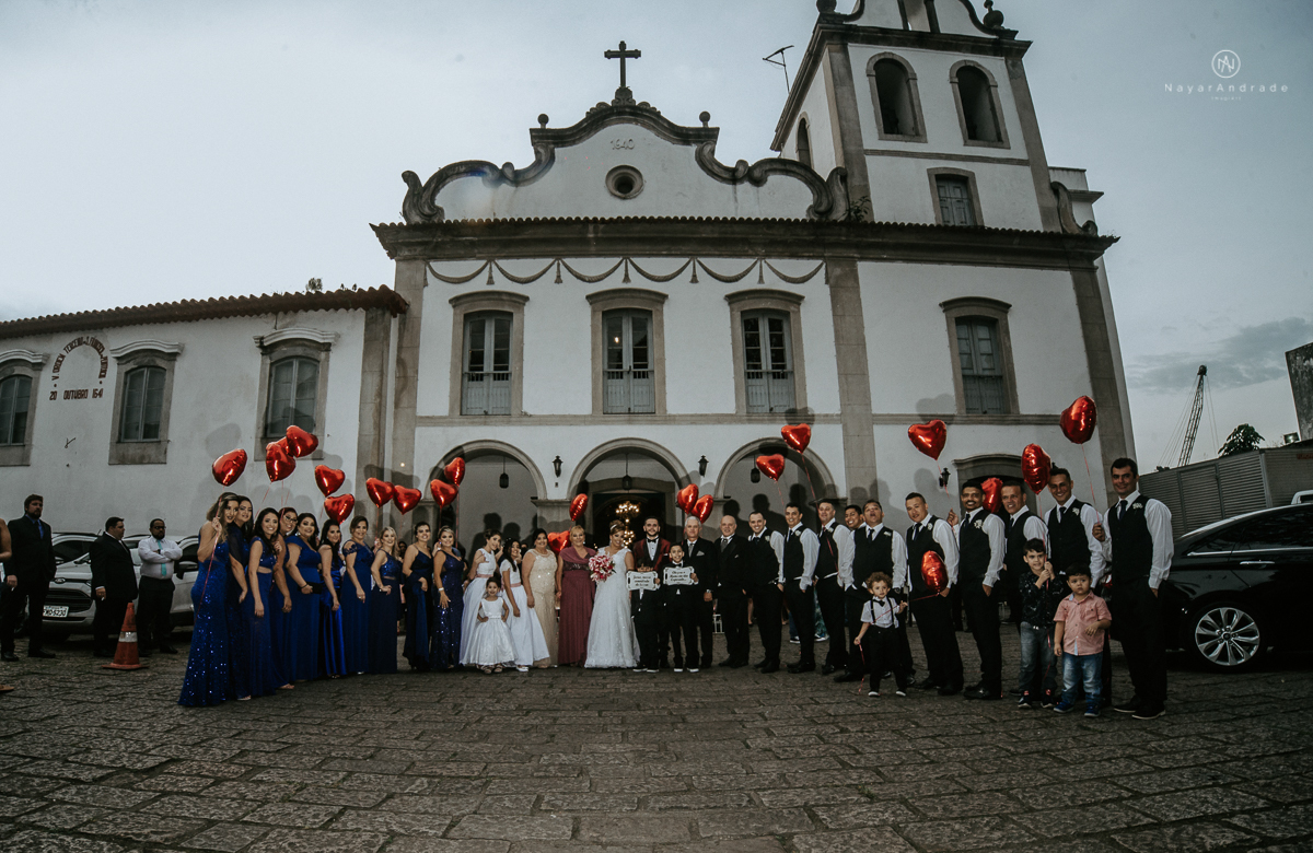 casamento classico noivo com terno marsala e noiva com mantilha no santuario de santo antonio do valongo em santos fotos feitas com o por do sol pela fotografa premiada nayara andrade de santos