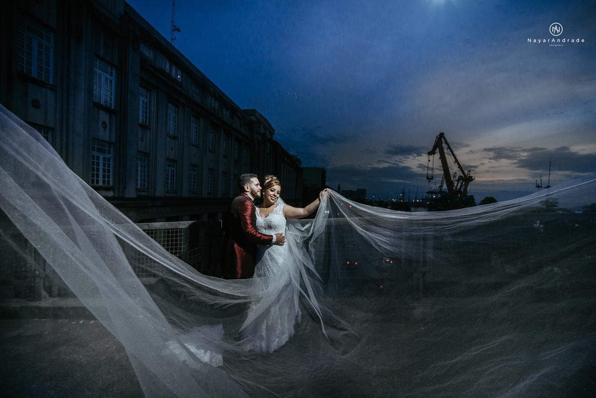 casamento classico noivo com terno marsala e noiva com mantilha no santuario de santo antonio do valongo em santos fotos feitas com o por do sol pela fotografa premiada nayara andrade de santos
