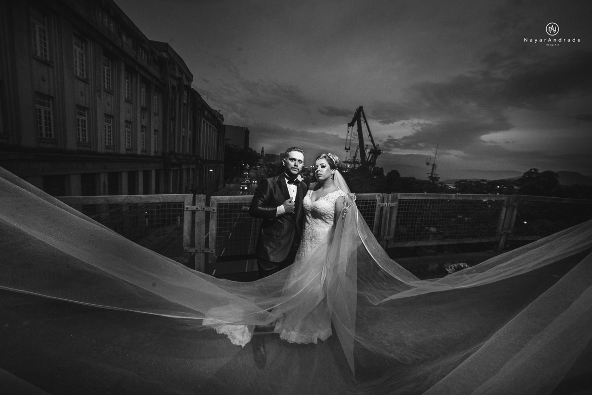 casamento classico noivo com terno marsala e noiva com mantilha no santuario de santo antonio do valongo em santos fotos feitas com o por do sol pela fotografa premiada nayara andrade de santos