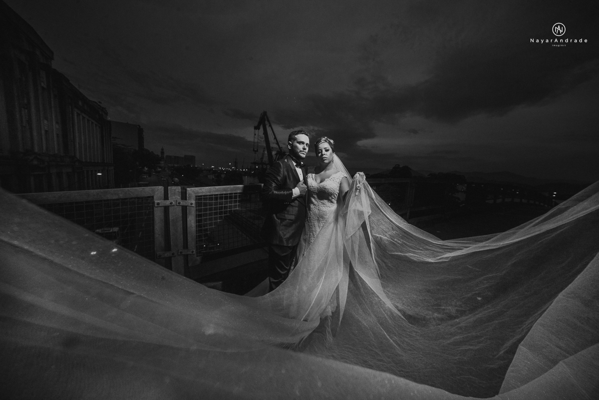casamento classico noivo com terno marsala e noiva com mantilha no santuario de santo antonio do valongo em santos fotos feitas com o por do sol pela fotografa premiada nayara andrade de santos