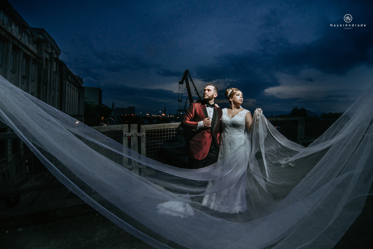 casamento classico noivo com terno marsala e noiva com mantilha no santuario de santo antonio do valongo em santos fotos feitas com o por do sol pela fotografa premiada nayara andrade de santos
