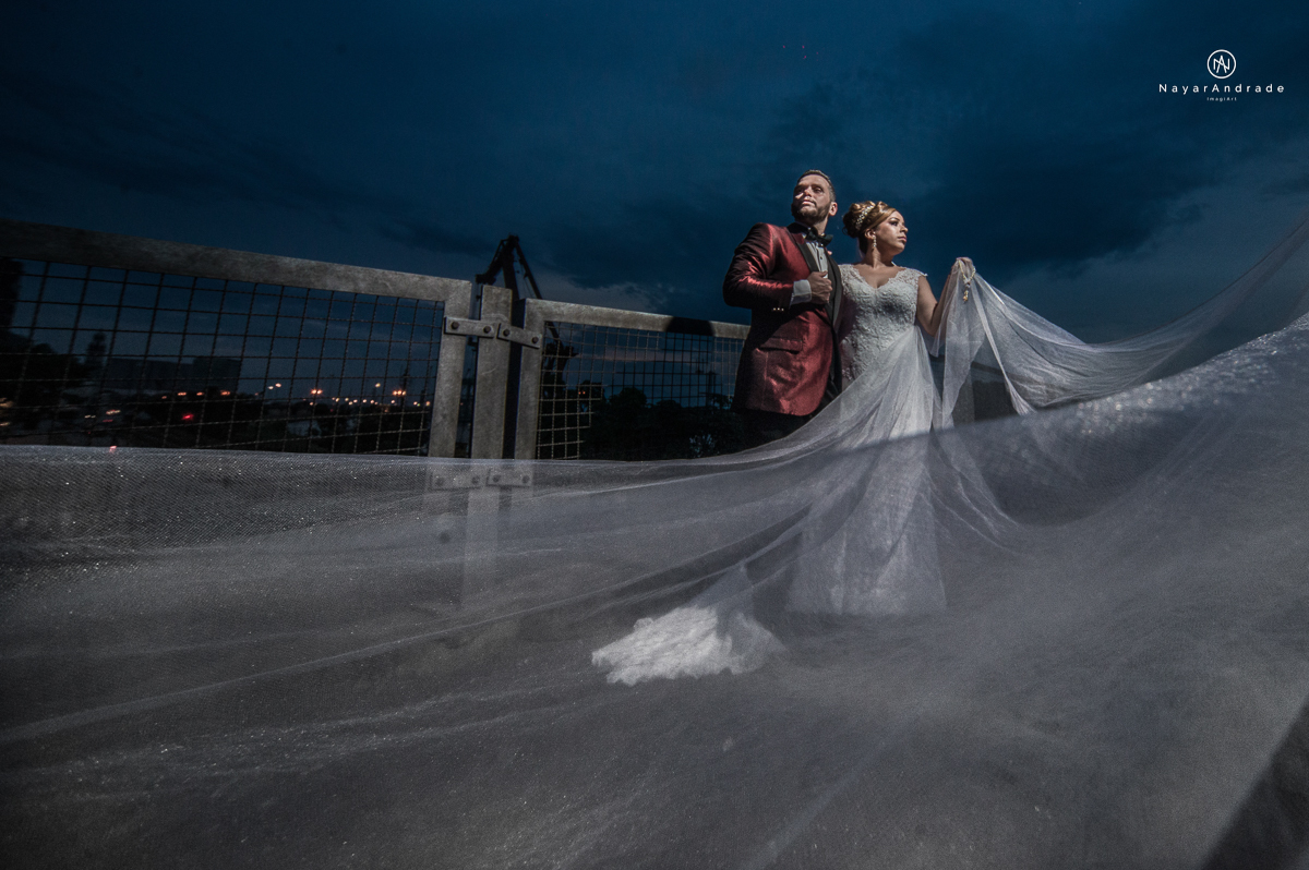 casamento classico noivo com terno marsala e noiva com mantilha no santuario de santo antonio do valongo em santos fotos feitas com o por do sol pela fotografa premiada nayara andrade de santos