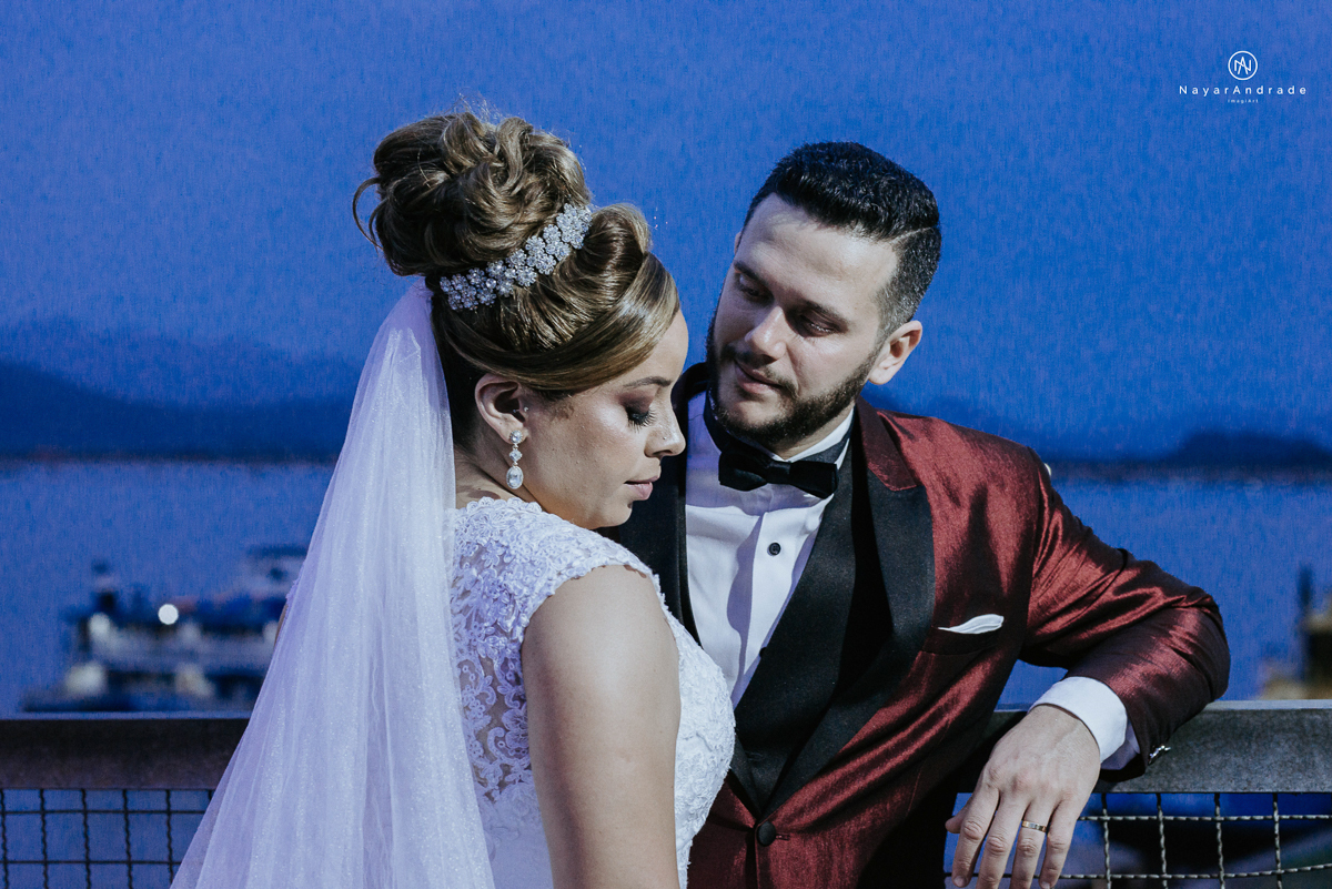 casamento classico noivo com terno marsala e noiva com mantilha no santuario de santo antonio do valongo em santos fotos feitas com o por do sol pela fotografa premiada nayara andrade de santos