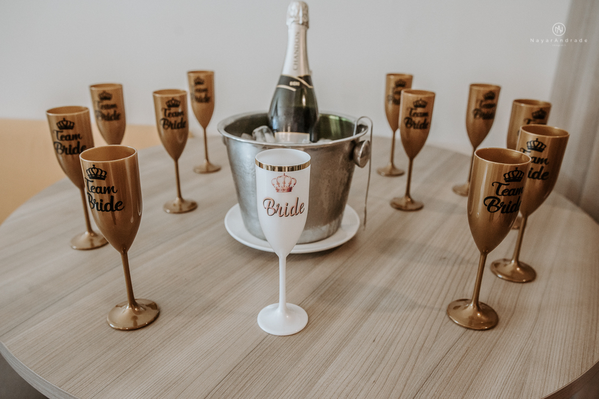 casamento classico noivo com terno marsala e noiva com mantilha no santuario de santo antonio do valongo em santos fotos feitas com o por do sol pela fotografa premiada nayara andrade de santos