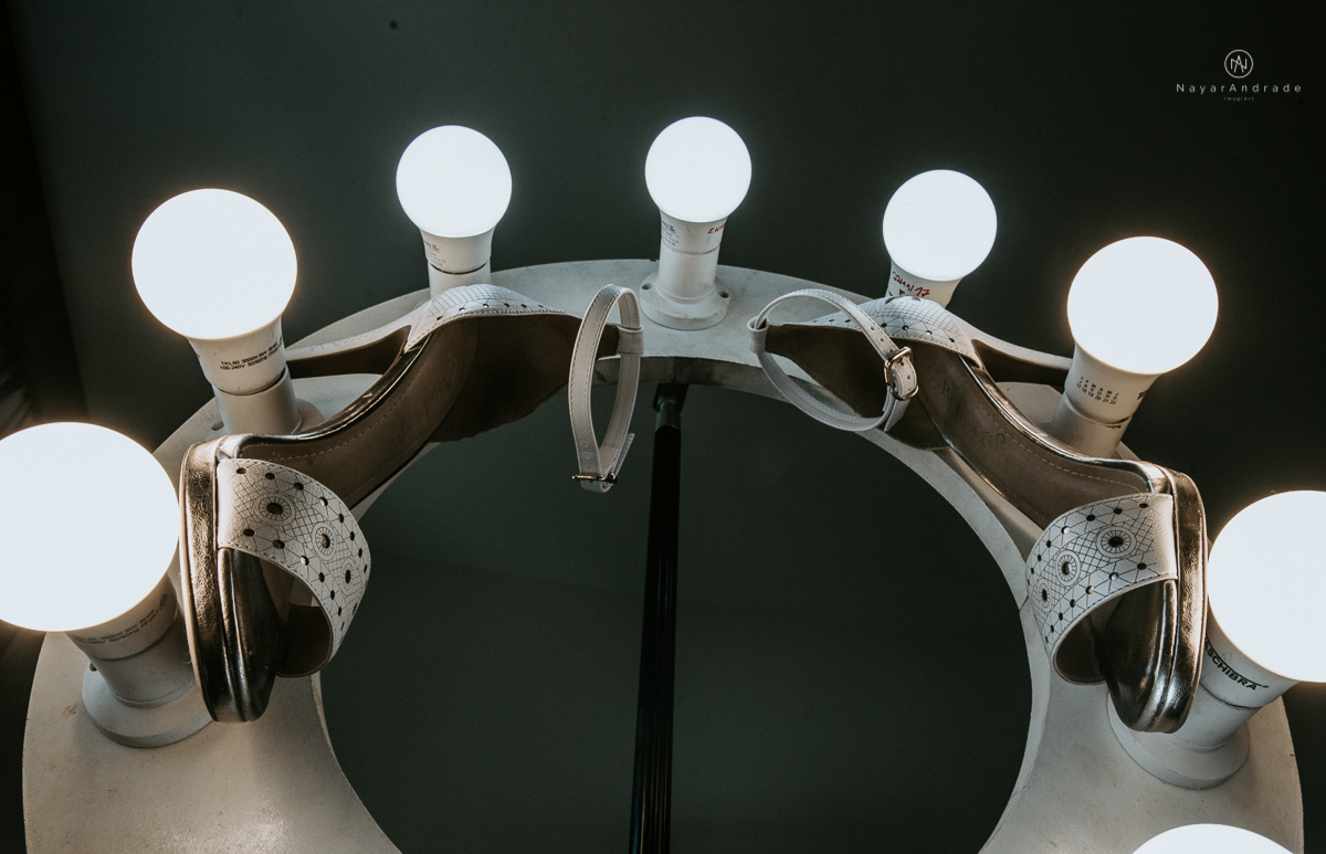 casamento classico noivo com terno marsala e noiva com mantilha no santuario de santo antonio do valongo em santos fotos feitas com o por do sol pela fotografa premiada nayara andrade de santos