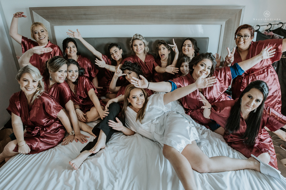 casamento classico noivo com terno marsala e noiva com mantilha no santuario de santo antonio do valongo em santos fotos feitas com o por do sol pela fotografa premiada nayara andrade de santos