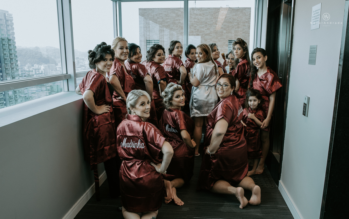 casamento classico noivo com terno marsala e noiva com mantilha no santuario de santo antonio do valongo em santos fotos feitas com o por do sol pela fotografa premiada nayara andrade de santos