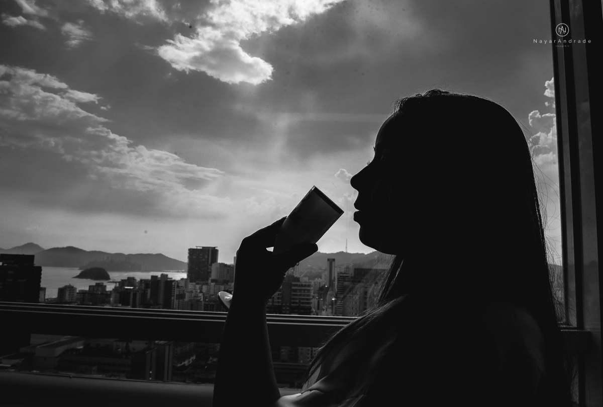 casamento classico noivo com terno marsala e noiva com mantilha no santuario de santo antonio do valongo em santos fotos feitas com o por do sol pela fotografa premiada nayara andrade de santos