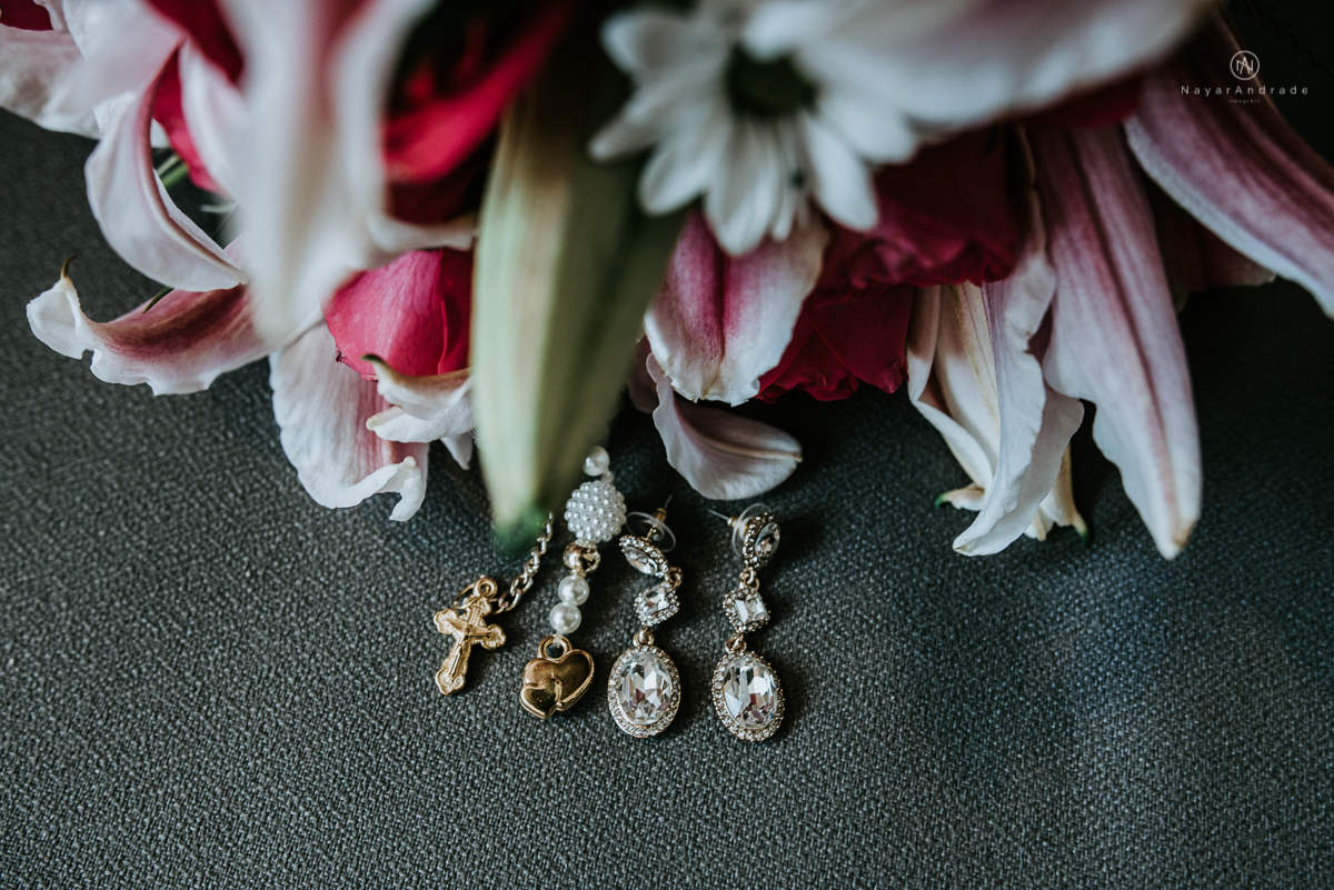 casamento classico noivo com terno marsala e noiva com mantilha no santuario de santo antonio do valongo em santos fotos feitas com o por do sol pela fotografa premiada nayara andrade de santos