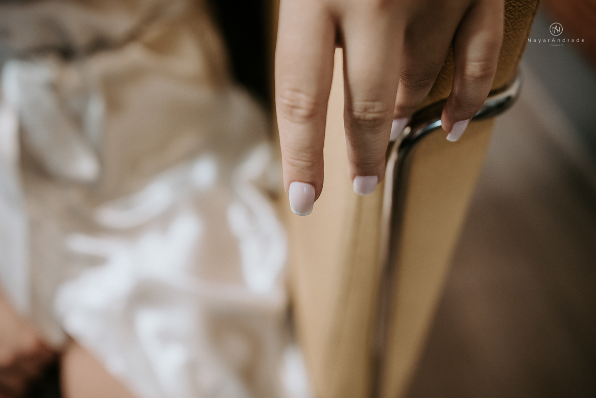 casamento classico noivo com terno marsala e noiva com mantilha no santuario de santo antonio do valongo em santos fotos feitas com o por do sol pela fotografa premiada nayara andrade de santos