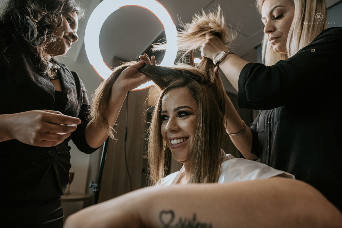 casamento classico noivo com terno marsala e noiva com mantilha no santuario de santo antonio do valongo em santos fotos feitas com o por do sol pela fotografa premiada nayara andrade de santos