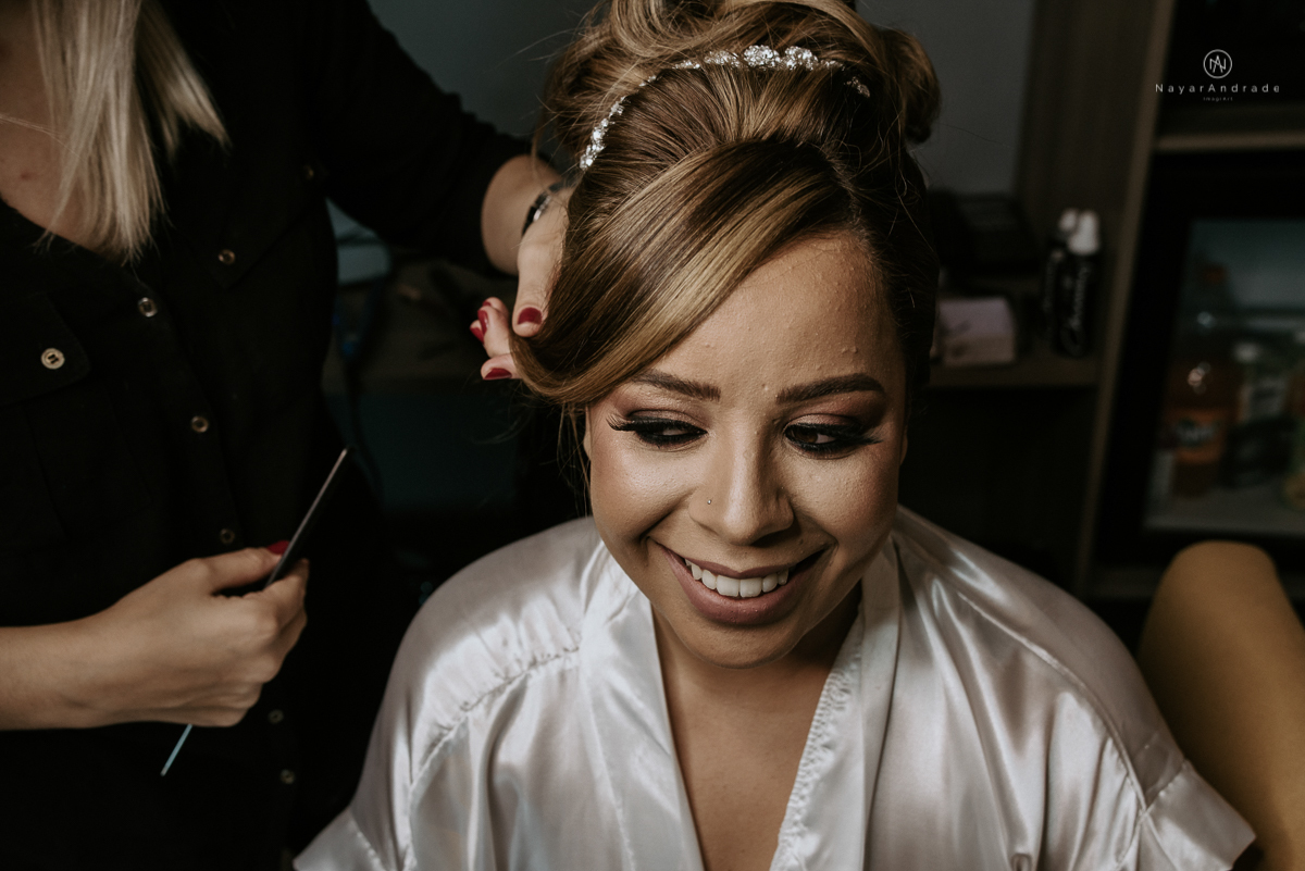 casamento classico noivo com terno marsala e noiva com mantilha no santuario de santo antonio do valongo em santos fotos feitas com o por do sol pela fotografa premiada nayara andrade de santos