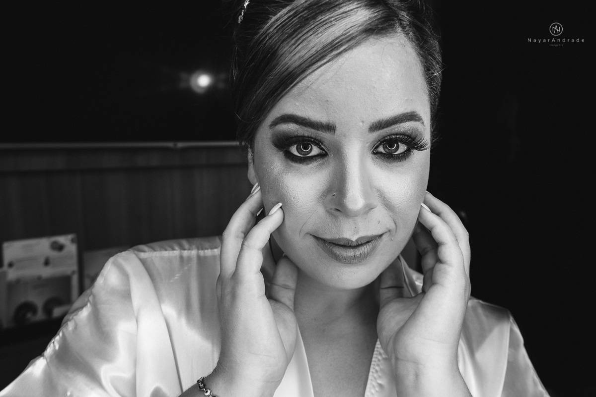 casamento classico noivo com terno marsala e noiva com mantilha no santuario de santo antonio do valongo em santos fotos feitas com o por do sol pela fotografa premiada nayara andrade de santos