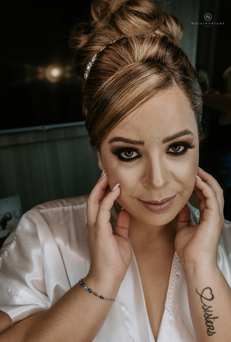 casamento classico noivo com terno marsala e noiva com mantilha no santuario de santo antonio do valongo em santos fotos feitas com o por do sol pela fotografa premiada nayara andrade de santos