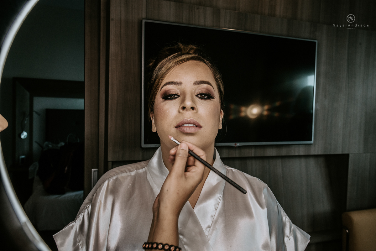 casamento classico noivo com terno marsala e noiva com mantilha no santuario de santo antonio do valongo em santos fotos feitas com o por do sol pela fotografa premiada nayara andrade de santos