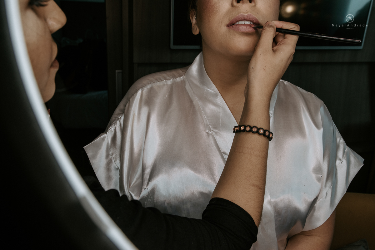 casamento classico noivo com terno marsala e noiva com mantilha no santuario de santo antonio do valongo em santos fotos feitas com o por do sol pela fotografa premiada nayara andrade de santos