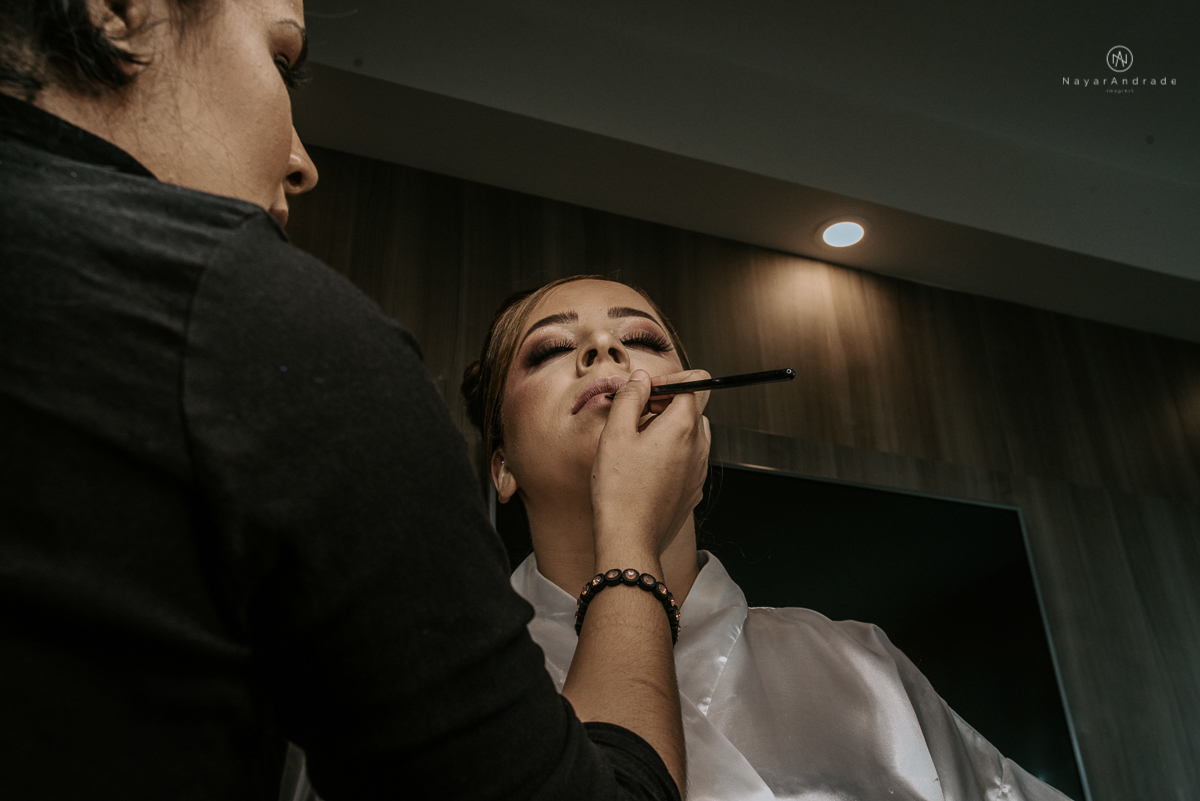 casamento classico noivo com terno marsala e noiva com mantilha no santuario de santo antonio do valongo em santos fotos feitas com o por do sol pela fotografa premiada nayara andrade de santos