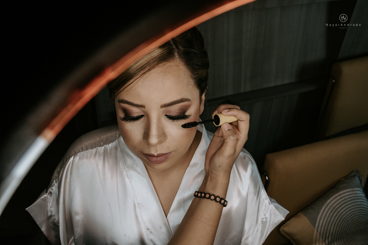 casamento classico noivo com terno marsala e noiva com mantilha no santuario de santo antonio do valongo em santos fotos feitas com o por do sol pela fotografa premiada nayara andrade de santos