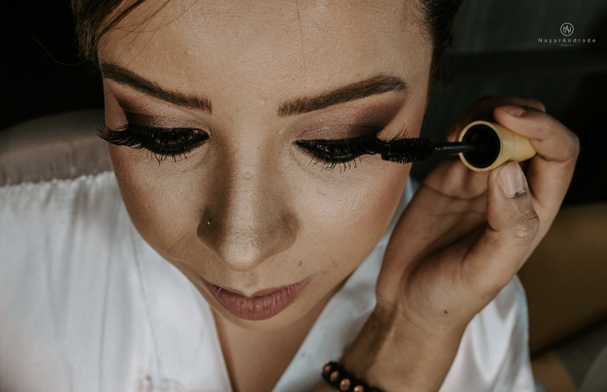 casamento classico noivo com terno marsala e noiva com mantilha no santuario de santo antonio do valongo em santos fotos feitas com o por do sol pela fotografa premiada nayara andrade de santos