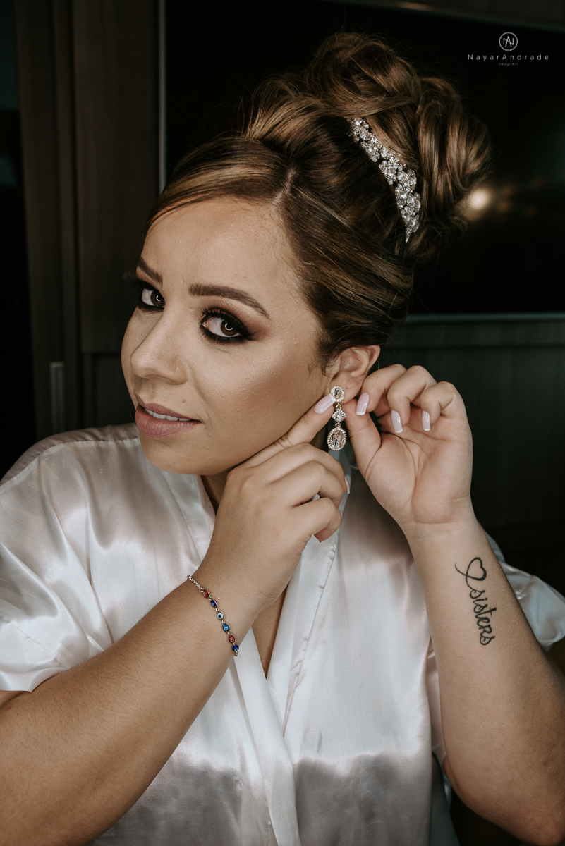 casamento classico noivo com terno marsala e noiva com mantilha no santuario de santo antonio do valongo em santos fotos feitas com o por do sol pela fotografa premiada nayara andrade de santos
