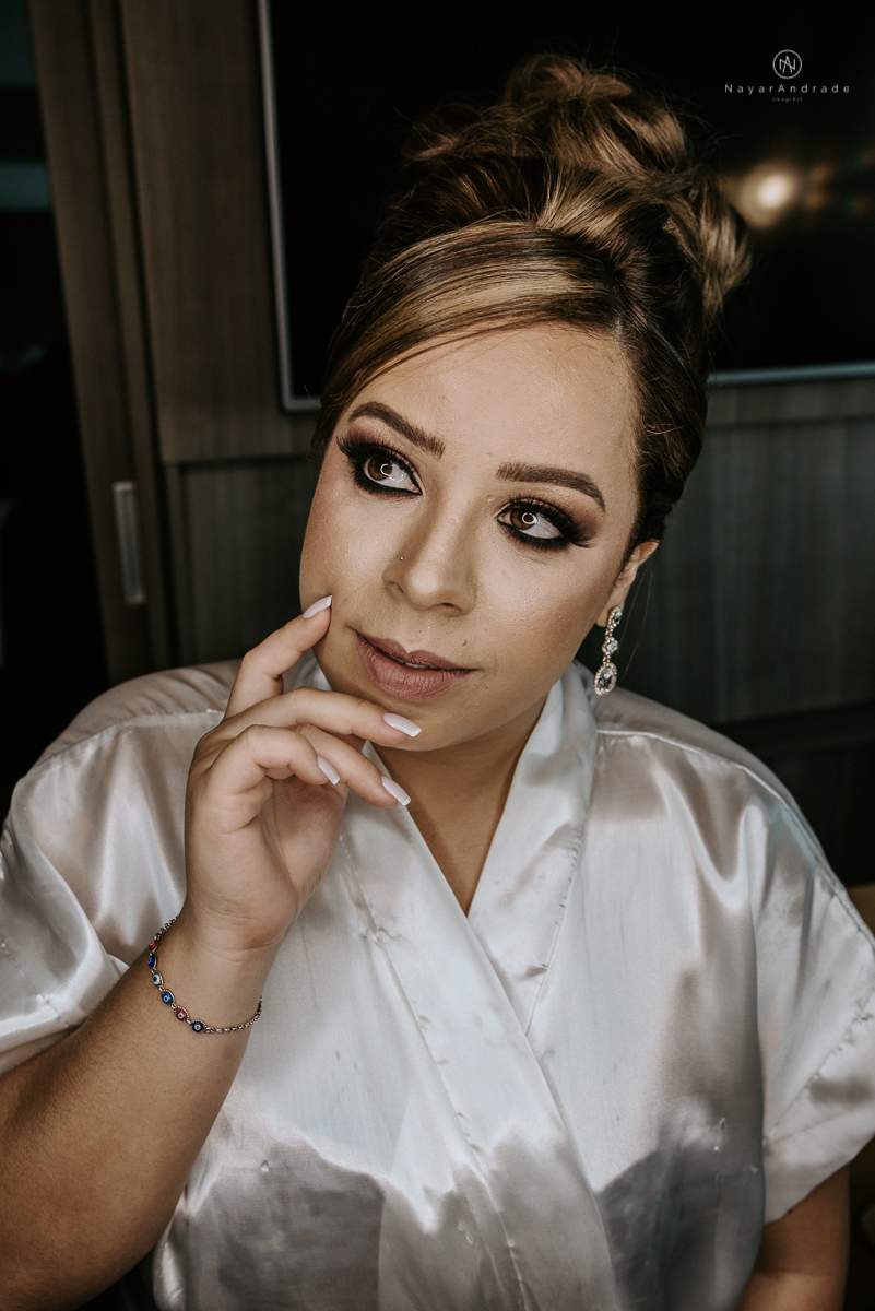 casamento classico noivo com terno marsala e noiva com mantilha no santuario de santo antonio do valongo em santos fotos feitas com o por do sol pela fotografa premiada nayara andrade de santos